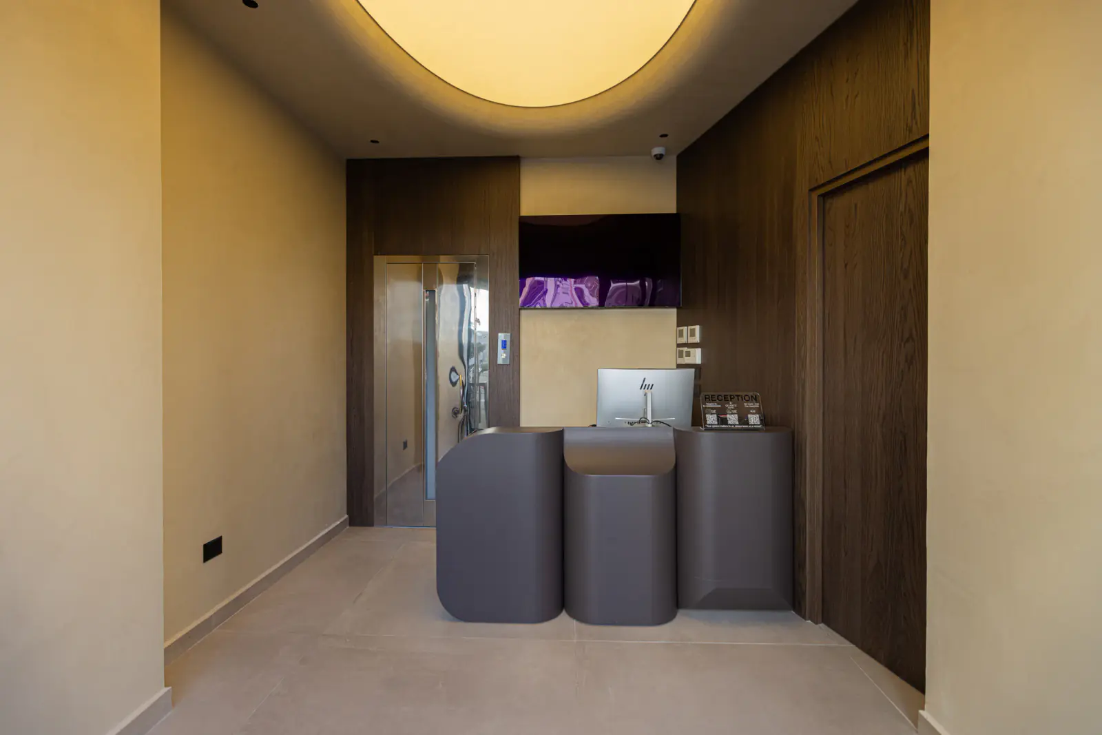 Mbërritja at Quartz Hotel
